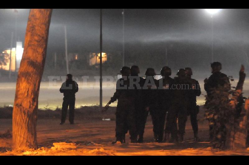 Un policiacutea recibioacute un balazo al intervenir en una pelea de bandas