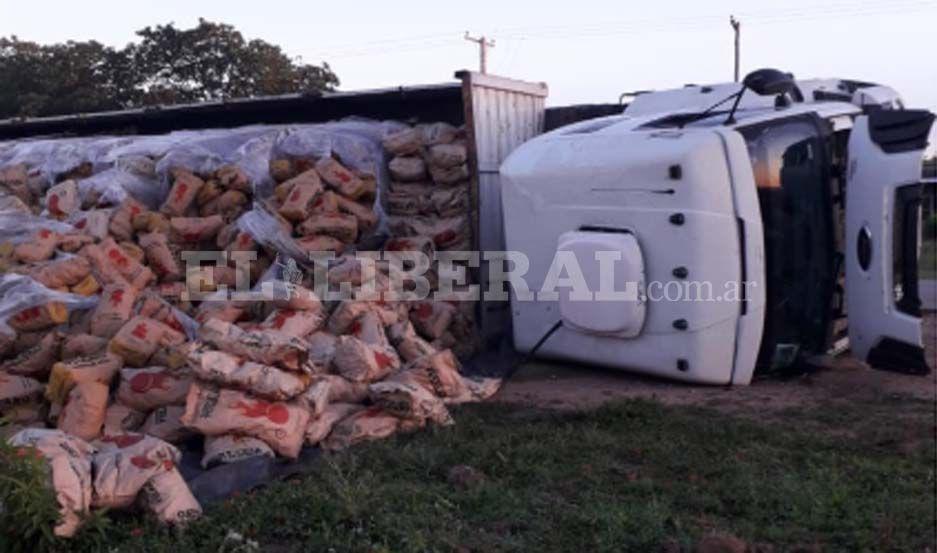 Ruta 92- padre e hijo heridos tras morder la banquina y volcar su camioacuten