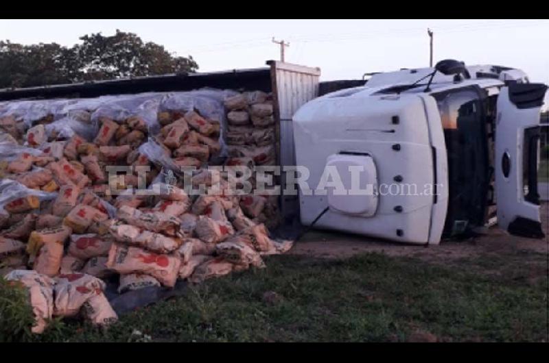 Ruta 92- padre e hijo heridos tras morder la banquina y volcar su camioacuten