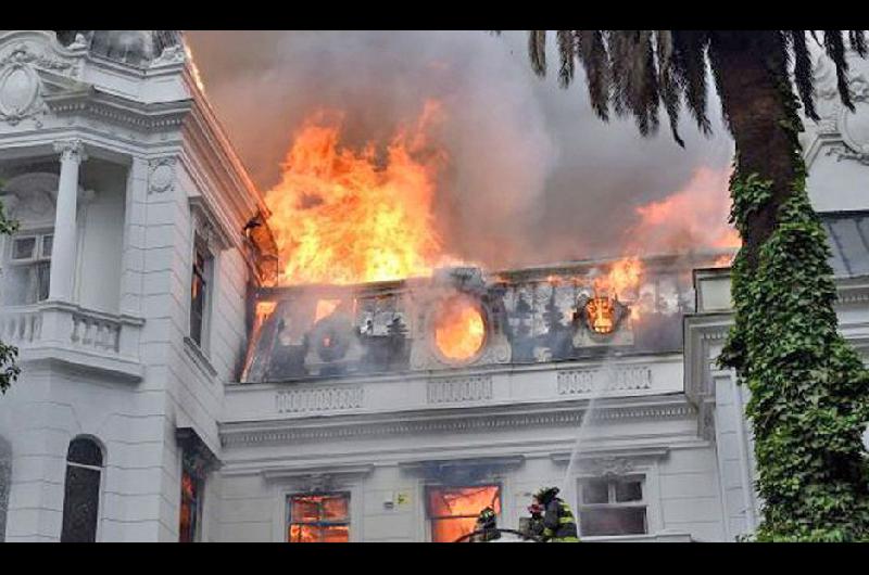 Incendiaron el edificio patrio donde funcionaban facultades de la universidad de Valdivia