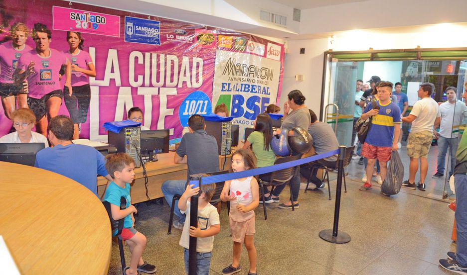 Hamburgo Compañía de Seguros se pobló ayer de atletas que confirmaron su participación en las dos carreras de mañana