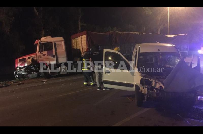 Las Termas- conductores se salvaron de milagro tras choque frontal de camioacuten y utilitario