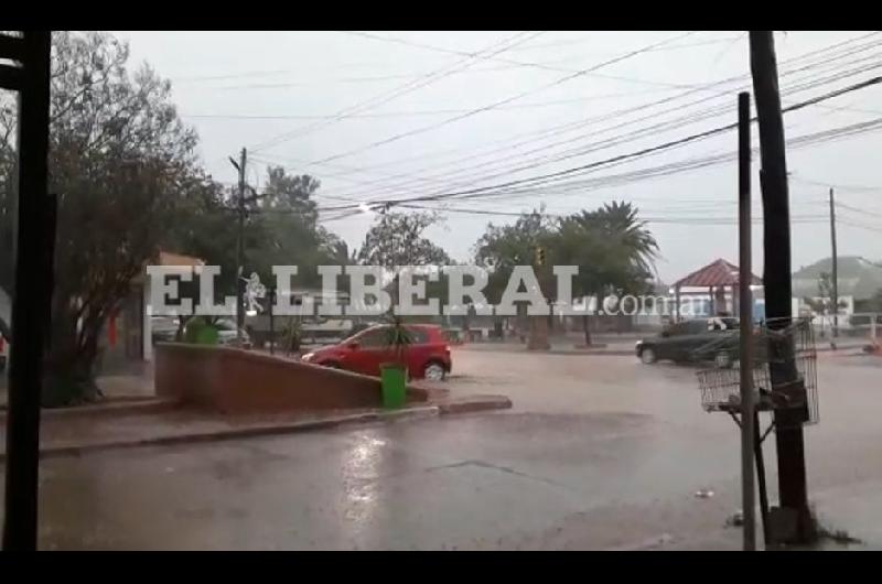 El agua se comenzó a acumular en varias arterias de la ciudad de Quimilí