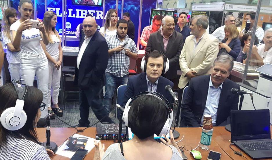 El gobernador visitó el stand de EL LIBERAL