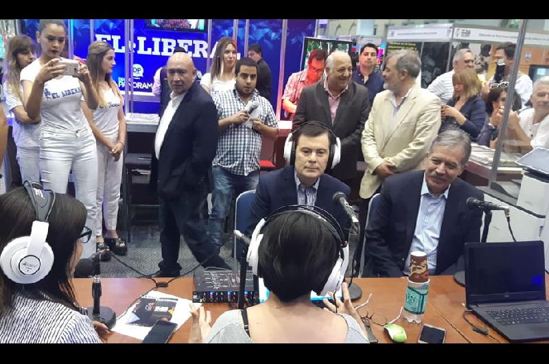 El gobernador visitó el stand de EL LIBERAL