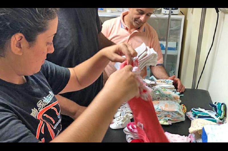 ACTIVIDAD Las voluntarias que integran la ONG entregaron donaciones entre las madres internadas en el servicio de Neonatología del Regional
