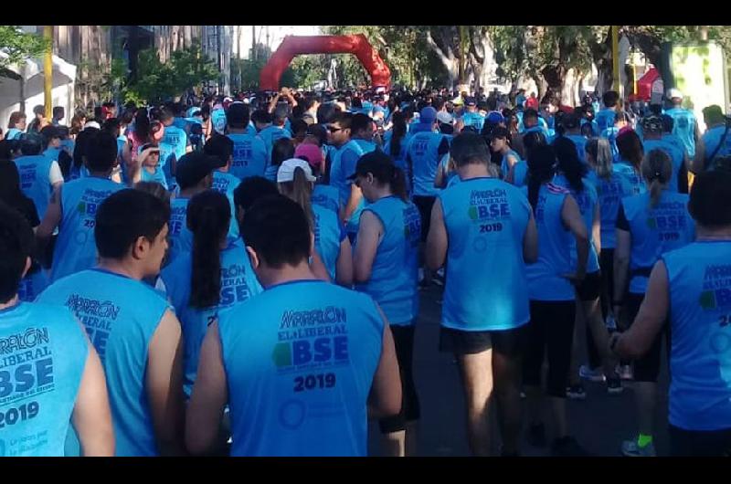 La remera del Maratoacuten de EL LIBERAL tiene un significado humanitario