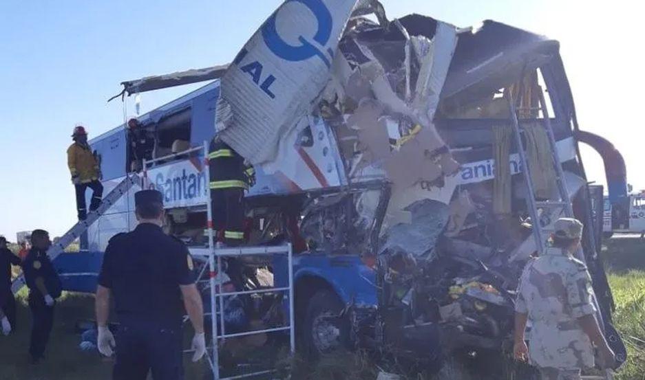 Al menos cinco personas murieron tras un choque entre un camioacuten y un colectivo