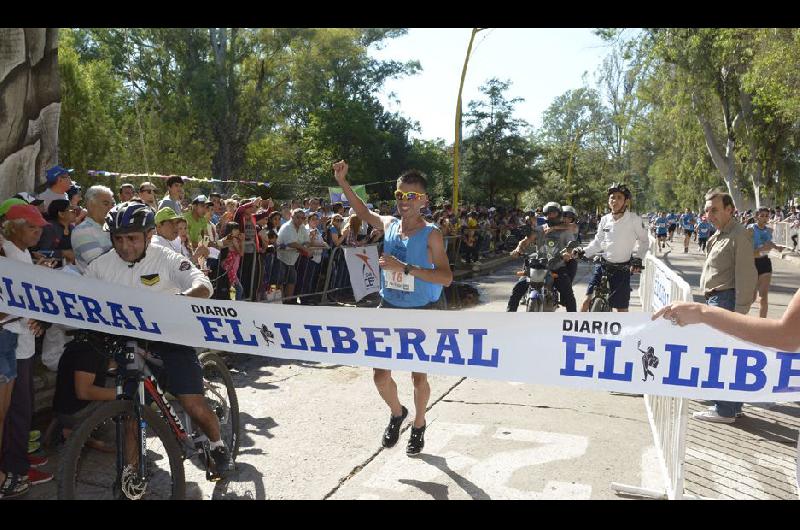 MOMENTO CUMBRE Gustavo Frencia se apresta a cruzar la línea de llegada con una apreciable ventaja sobre sus perseguidores 
