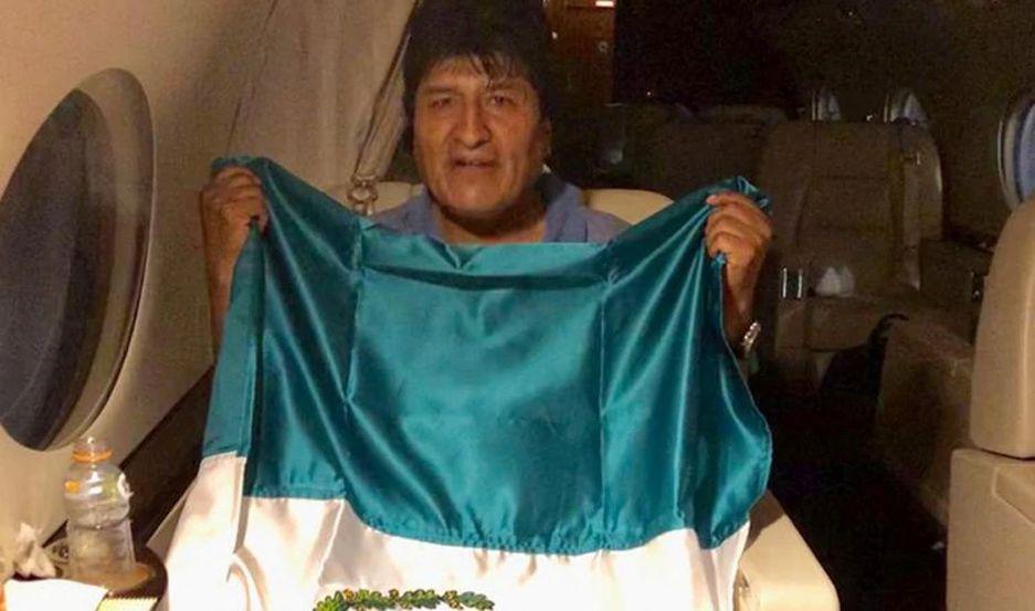 En las últimas horas se viralizó la imagen de Evo Morales en pleno vuelo con la bandera mexicana