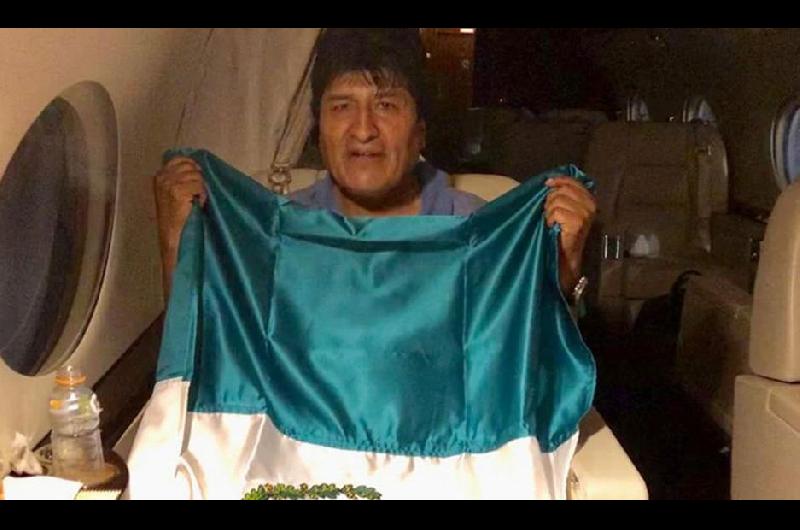 En las últimas horas se viralizó la imagen de Evo Morales en pleno vuelo con la bandera mexicana