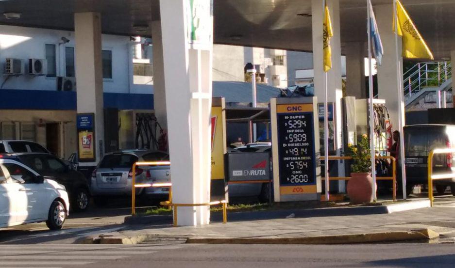 YPF vende 6 de cada 10 litros de naftas Ayer hubo colas para cargar antes del aumento
