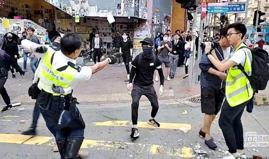 Agreden en Londres a ministra de Hong Kong  en medio de protesta