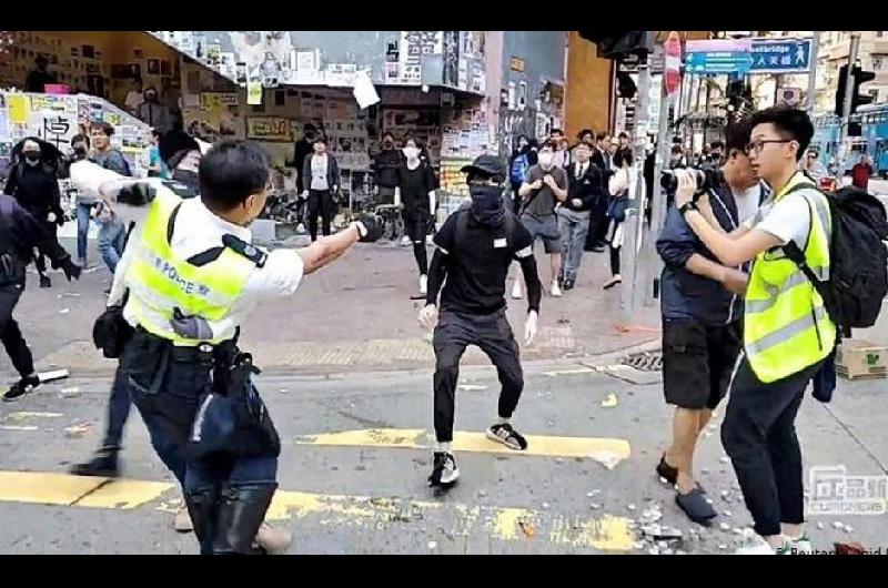 Agreden en Londres a ministra de Hong Kong  en medio de protesta