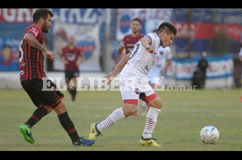 El encuentro se disputa en la cancha de los gauchos