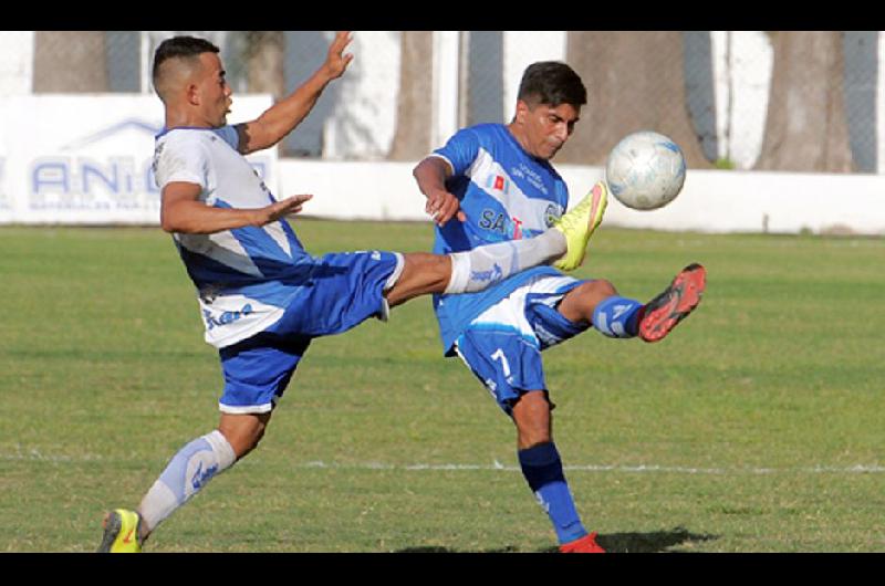 A pesar del fuerte calor reinante los dos equipos se brindaron por entero y salió un partidazo