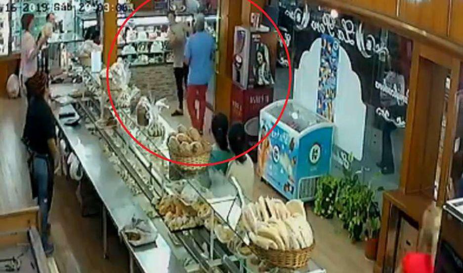 El agresor accionó el arma de fuego dentro de la panadería tras seguir a su expareja