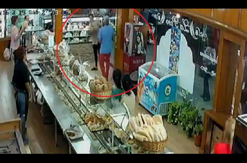 El agresor accionó el arma de fuego dentro de la panadería tras seguir a su expareja