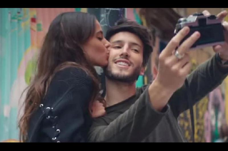 Tini Stoessel y Sebastiaacuten Yatra cantaraacuten en la final de la Copa Libertadores