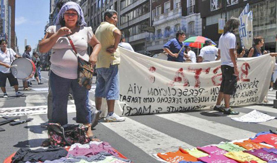 Avanzoacute un 241-en-porciento- la venta ilegal callejera seguacuten un sondeo