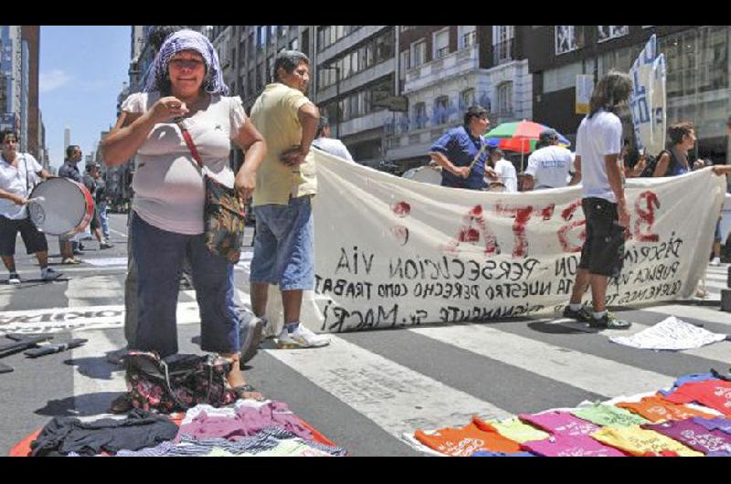 Avanzoacute un 241-en-porciento- la venta ilegal callejera seguacuten un sondeo