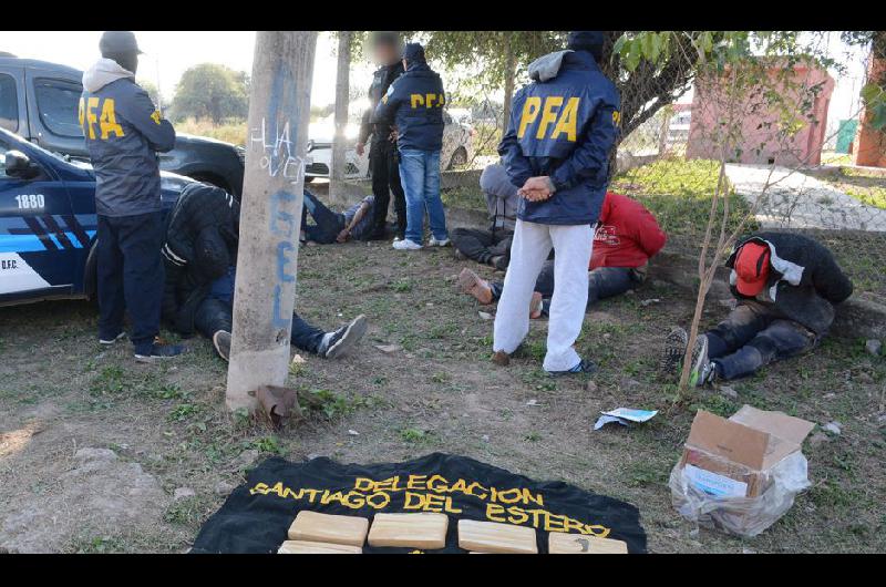 Un gendarme saltentildeo y dos civiles fueron procesados por secuestro de cocaiacutena