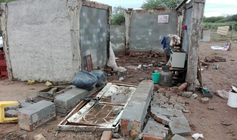 El viento hizo volar techos en Villa Mailiacuten y familias enteras fueron asistidas