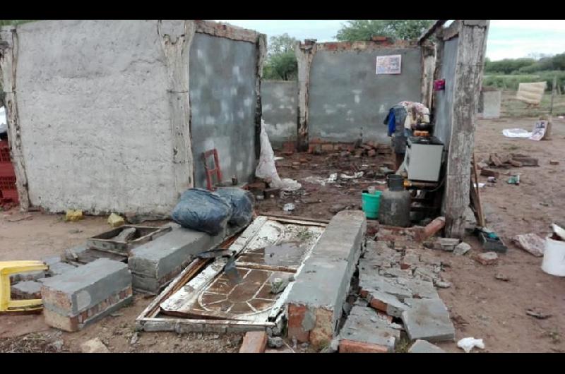 El viento hizo volar techos en Villa Mailiacuten y familias enteras fueron asistidas