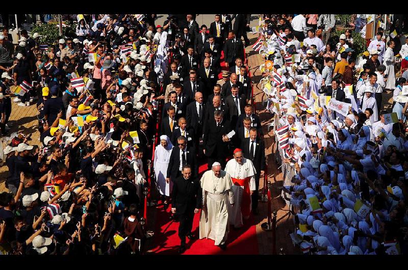 A pesar de ser Tailandia un país de mayoría budista una multitud se acercó a saludar al papa Francisco
