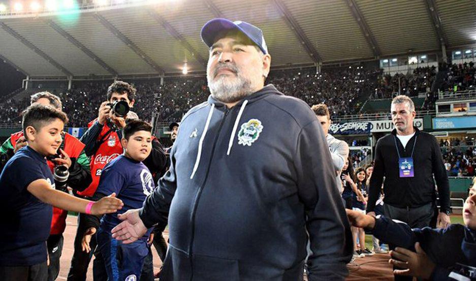 Maradona enemistado con Riquelme dio su
opinión sobre la decisión de Rom�n de acompañar a Jorge Ameal