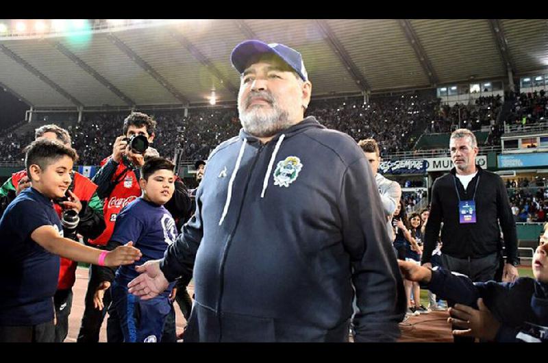 Maradona enemistado con Riquelme dio su
opinión sobre la decisión de Rom�n de acompañar a Jorge Ameal