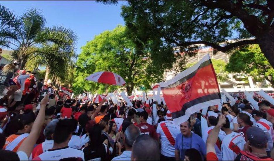 La delegación comandada por Gallardo arribó a Núñez rodeada de amor genuino