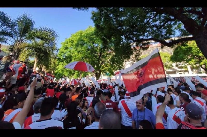 La delegación comandada por Gallardo arribó a Núñez rodeada de amor genuino