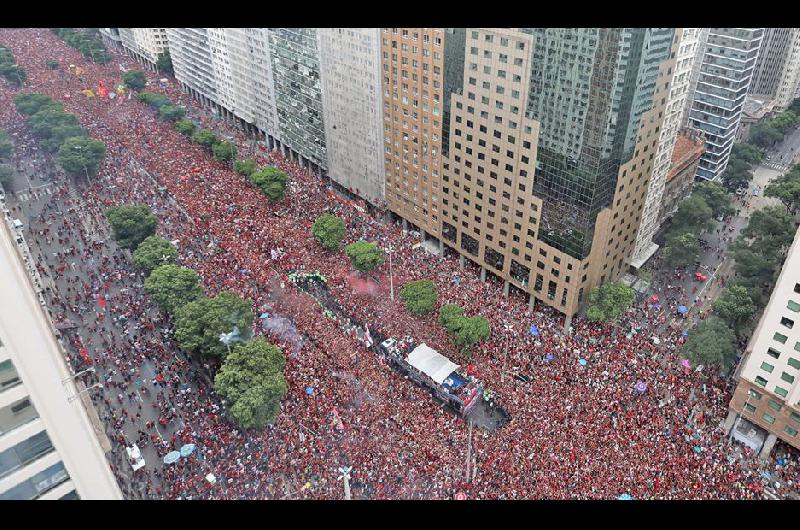 Flamengo celebroacute en Riacuteo y ayer volvioacute a salir campeoacuten