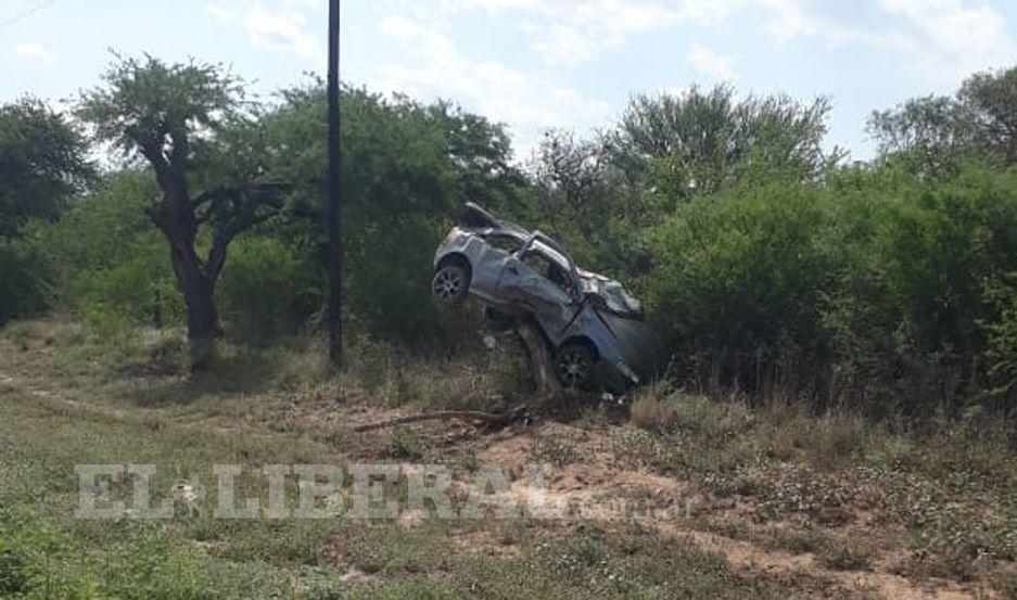 Perdioacute el control de su auto en la Ruta 64 y terminoacute arriba de un aacuterbol- hay un muerto