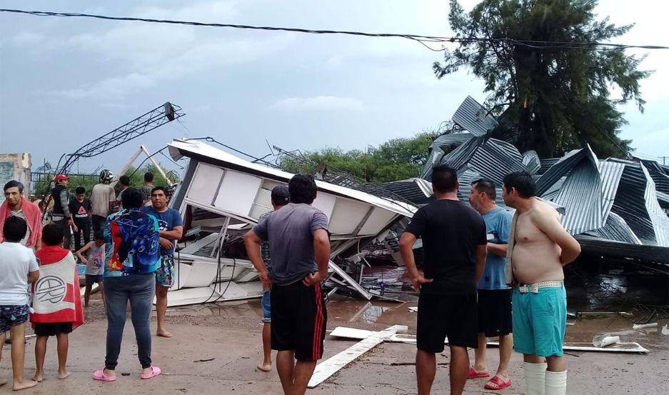 VIDEO  Por el temporal se desplomoacute una garita policial y aplastoacute a un agente