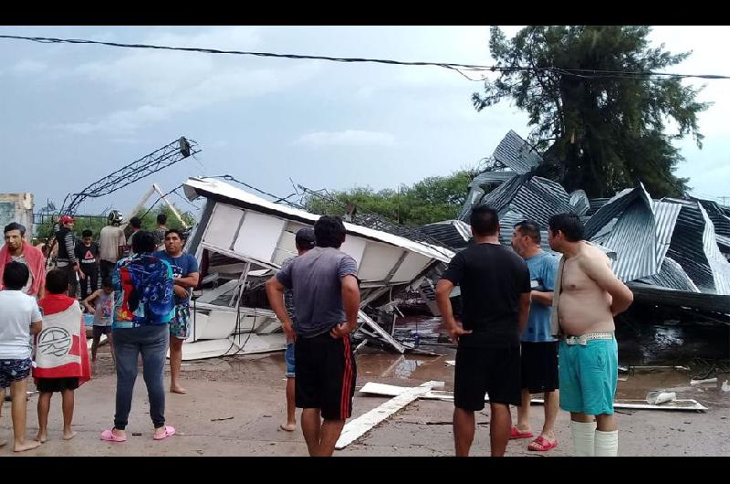 VIDEO  Por el temporal se desplomoacute una garita policial y aplastoacute a un agente