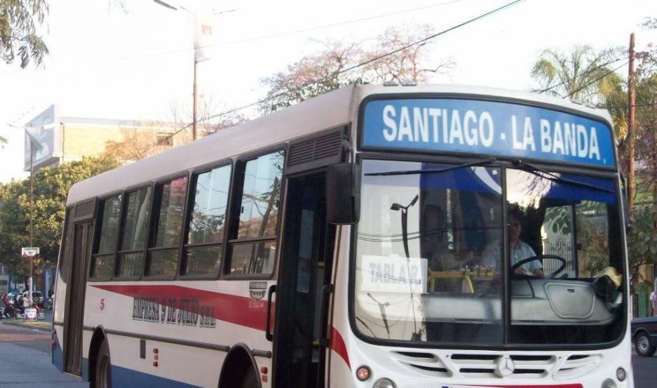 Por las calles anegadas no circula la liacutenea 21 ni los interurbanos a Clodomira y Fernaacutendez