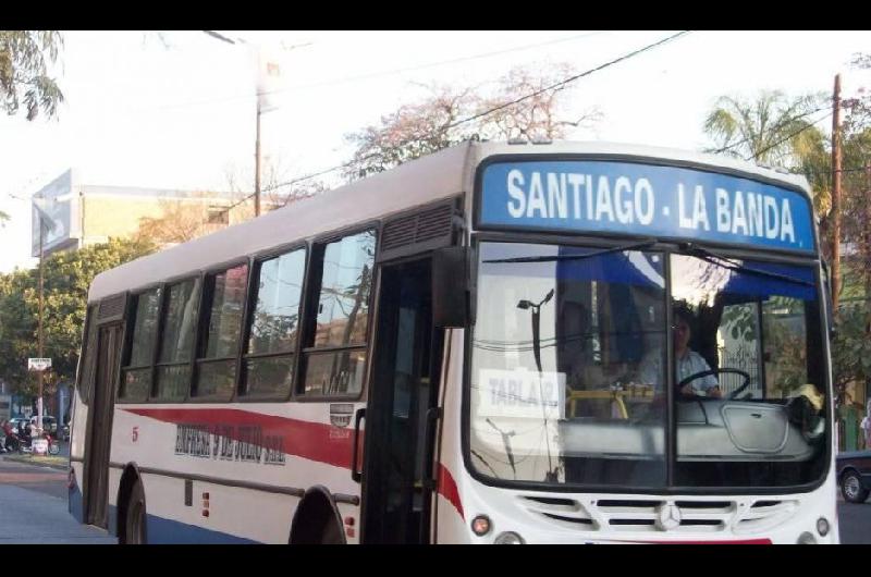 Por las calles anegadas no circula la liacutenea 21 ni los interurbanos a Clodomira y Fernaacutendez