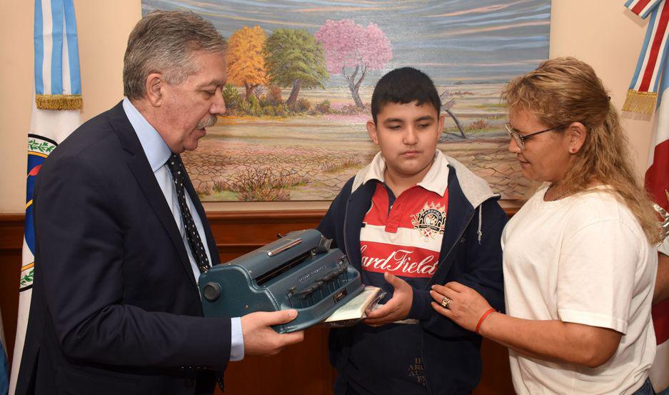 El Gobierno entregoacute una  maacutequina de escribir Sistema Braille