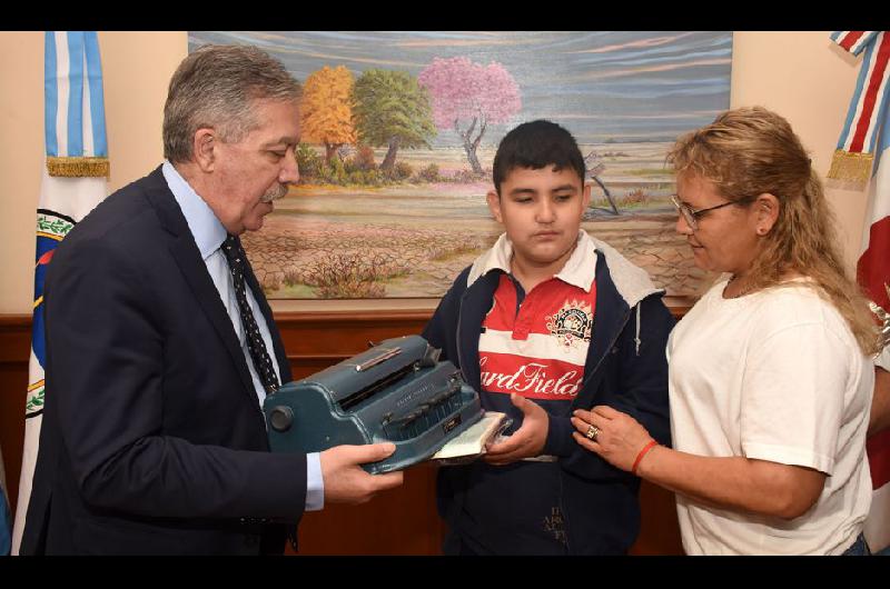 El Gobierno entregoacute una  maacutequina de escribir Sistema Braille