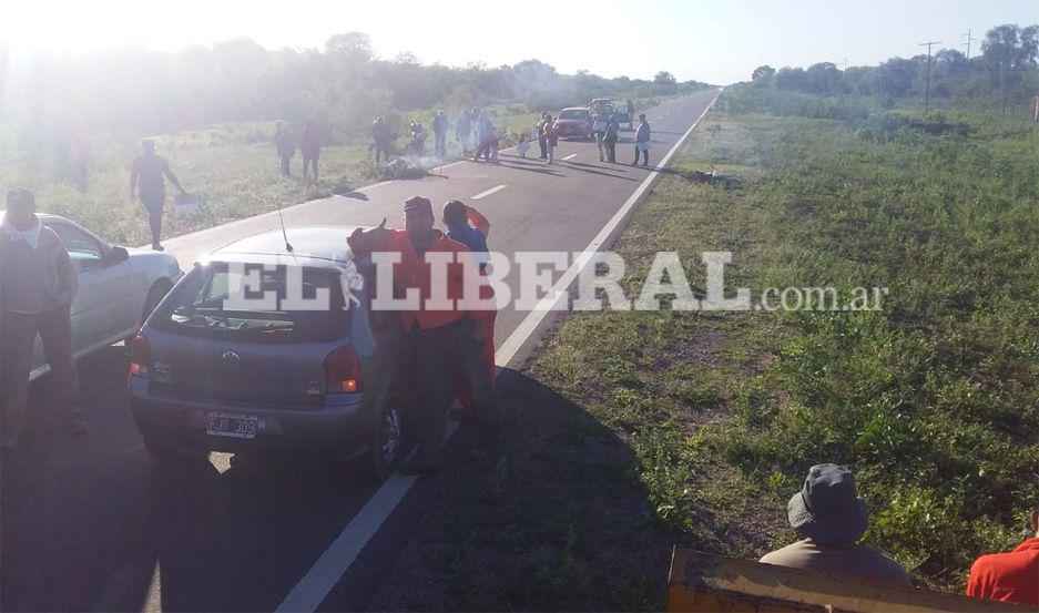 El corte fue realizado por familiares de la estudiante Lorena Vizgarra fallecida al derrapar de su moto tras chocar con un animal suelto en la ruta