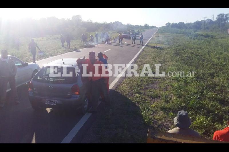 El corte fue realizado por familiares de la estudiante Lorena Vizgarra fallecida al derrapar de su moto tras chocar con un animal suelto en la ruta