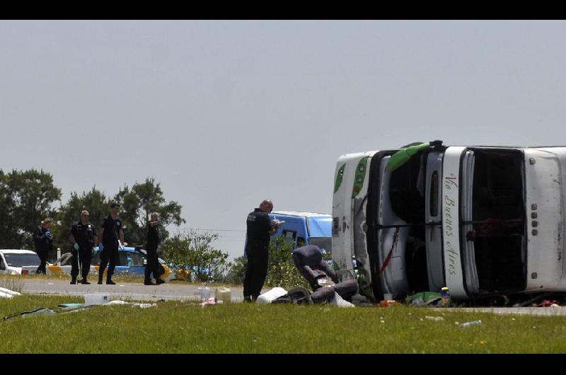 Entre llantos el chofer del micro que volcoacute en la R 2 atribuyoacute el fatal hecho a falla mecaacutenica