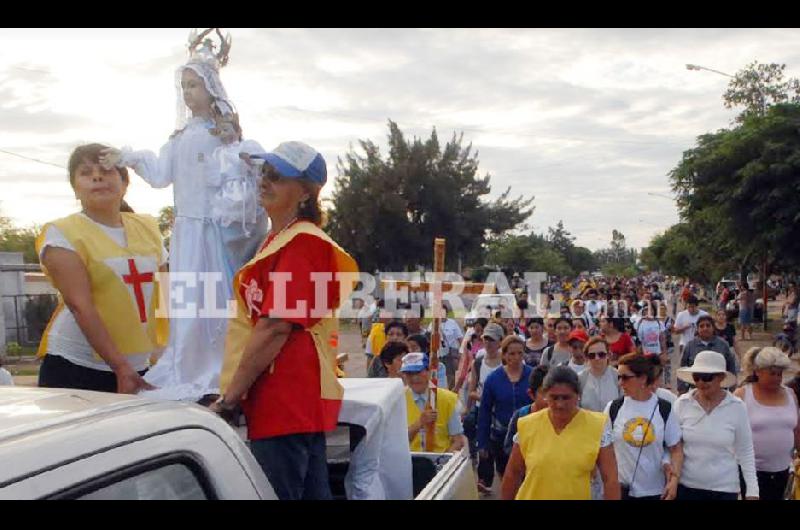 La columna de fieles que une esta ciudad con la localidad de Villa Vieja uniendo los dos puntos m�s importantes de la historia loretana 