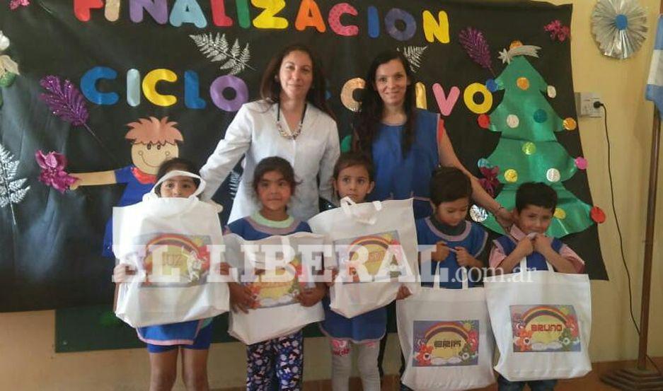 Los pequeños alumnos recibieron presentes de manos de las autoridades del Jardín de Infantes