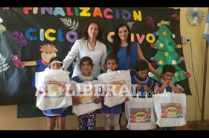 Los pequeños alumnos recibieron presentes de manos de las autoridades del Jardín de Infantes