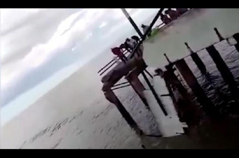 VIDEO  Miraacute el dramaacutetico rescate de pescadores al derrumbarse el muelle de Mar de Ajoacute