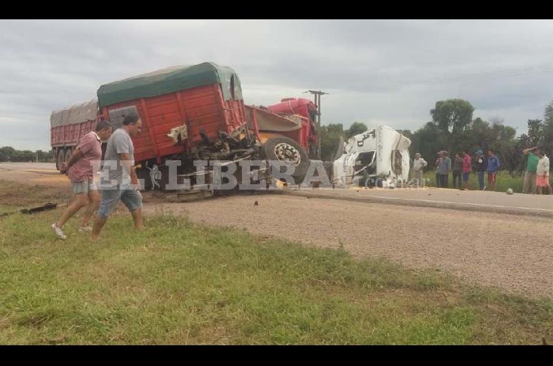 Terrible choque frontal de camiones cerca de Otumpa- hay al menos un muerto