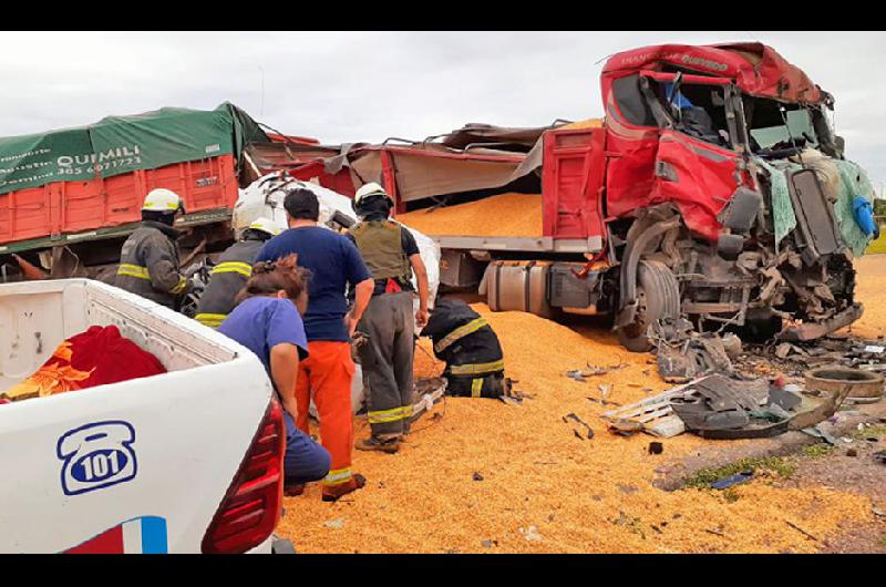 Brutal choque frontal entre dos camiones se cobroacute la vida de un chofer chaquentildeo